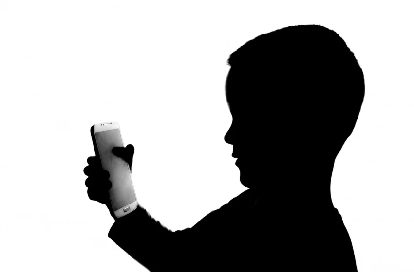  कैसे छुड़ाए बच्चों से मोबाइल (Mobile) चलाने की लत (2022)