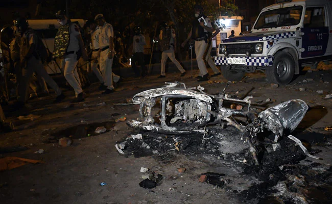  कर्नाटक से दिल्ली तक 3 राज्यों में उपद्रव, कहीं मंदिर पर हमला तो कहीं पुलिस पर पथराव, 74 गिरफ्तार।